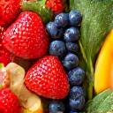 Pelbagai buah-buahan segar seperti beri, mangga, dan sayuran hijau tersusun cantik