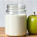 Bekas serbuk protein whey dan sebiji epal hijau